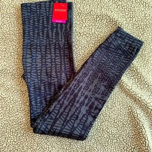 Spanx Look At Me Now Seamless Leggings. NWT
